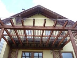 Na zastře&scaron;en&iacute; pergoly jsme použili pln&yacute; polykarbon&aacute;t s oboustrann&yacute;m UV filtrem