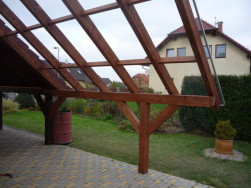 Z bočn&iacute; strany novostavby jsme montovali je&scaron;tě dal&scaron;&iacute; n&iacute;zk&yacute; zastře&scaron;en&yacute; př&iacute;stře&scaron;ek