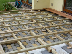 Pod dřevěnou podlahu bylo nutn&eacute; nejprve sestavit ro&scaron;t ze zdvojen&yacute;ch hoblovan&yacute;ch hranolů