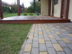 Hotovou dřevěnou podlahu jsme o&scaron;etřili ochrann&yacute;m transparentn&iacute;m olejem