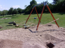 Konstrukce pro dětsk&eacute; houpačky jsme kotvili na dvojit&eacute; betonov&eacute; &uacute;chyty
