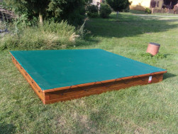 P&iacute;skovi&scaron;tě z hranolů 9 x 9 cm jsme doplnili ochranou plachtou