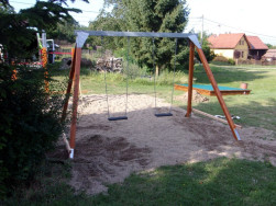 Houpačkov&aacute; konstrukce s horn&iacute;m kovov&yacute;m r&aacute;hnem
