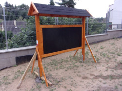 &Scaron;koln&iacute; tabule na kreslen&iacute; se stř&iacute;&scaron;kou je na dětsk&eacute;m hři&scaron;ti tak&eacute; v&iacute;tan&aacute;