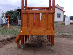 Věž Kvido jsme do podkladu kotvili na zemn&iacute; vruty