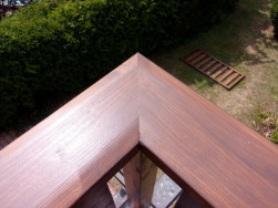 Detail sesazen&iacute; balkonov&eacute;ho madla v roz&iacute;ch balkonu