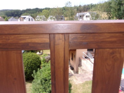 Detail dřevěn&eacute;ho kryt&iacute; kovov&eacute; nosn&eacute; konstrukce