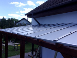Okraje zastře&scaron;en&iacute; jsme proti rosen&iacute; komůrek uzavřeli Al li&scaron;tou v U profilu