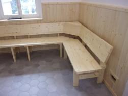 Detail dřevěn&eacute; lavice v rohu m&iacute;stnosti