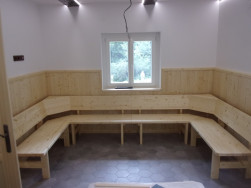 Dřevěn&aacute; lavice je na pevno sestavena do p&iacute;smene U