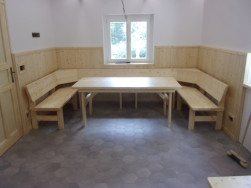Dřevěn&yacute; stůl přesně na rozměr prostoru mezi lavicemi