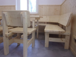 Dřevěn&yacute; n&aacute;bytek doplnili tři židle ze smrkov&eacute;ho masivu