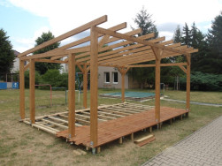 Nejprve byl sestaven&yacute; podkladn&iacute; ro&scaron;t a z&aacute;kladn&iacute; konstrukce učebny