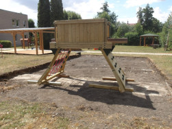 Č&aacute;st dětsk&eacute; hern&iacute; věže kotven&aacute; na plo&scaron;e s odbagrovan&yacute;m povrchem