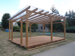 Podlaha učebny z tlakově impregnovan&yacute;ch prken, střecha s teploreflexn&iacute;m polykarbon&aacute;tem