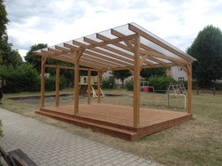 Podlaha učebny po stran&aacute;ch uzavřena stejn&yacute;m materi&aacute;lem
