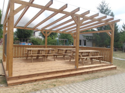 Pro snaz&scaron;&iacute; vstup do venkovn&iacute; učebny sestaven jeden schod ze stejn&eacute;ho materi&aacute;lu jako podlaha