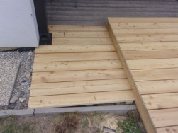 Pochoz&iacute; plochu z modř&iacute;nov&yacute;ch prken je s jemnou dr&aacute;žkou