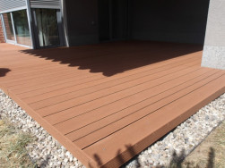 Terasa i chodn&iacute;k byla po stran&aacute;ch ukončena stejn&yacute;m materi&aacute;lem