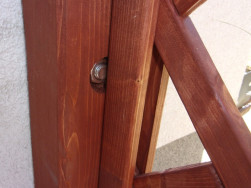 Detail upevněn&iacute; pomocn&eacute;ho hranolu pro houpačku