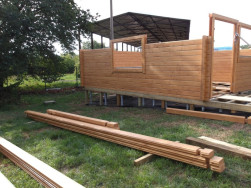 Stavba jednotliv&yacute;ch stěnovnic na sebe navazuje a přesně zapad&aacute; do připraven&yacute;ch z&aacute;řezů