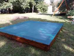 P&iacute;skovi&scaron;tě 3x3 m s ochrannou plachtou, včetně &scaron;puntů a lana
