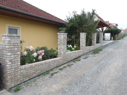 Plotov&aacute; pole byla sestavena přesně na rozestupy mezi jednotliv&yacute;mi zděn&yacute;mi sloupky