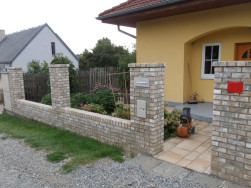 Plot ze sibiřsk&eacute;ho modř&iacute;nu bude dobře ladit s okol&iacute;m domu i zahrady