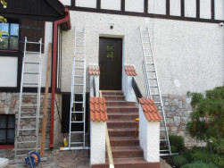 Při instalaci dřevěn&eacute; stř&iacute;&scaron;ky nestačily ani žebř&iacute;ky, bylo potřeba postavit le&scaron;en&iacute;