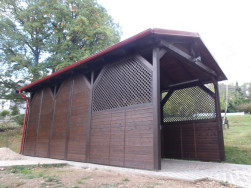 Doplňkov&eacute; mř&iacute;že jsme do zastře&scaron;en&eacute;ho gar&aacute;žov&eacute;ho st&aacute;n&iacute; připevnili pomoc&iacute; kovov&yacute;ch &uacute;heln&iacute;ků