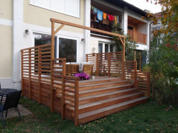Vysok&aacute; dřevěn&aacute; konstrukce na zač&aacute;tku terasy se bude využ&iacute;vat v letn&iacute;m obdob&iacute;  pro l&aacute;tkov&eacute; zast&iacute;něn&iacute;