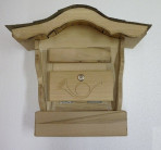 Poštovní schránka s oblou střechou a ozdobnou řezbou