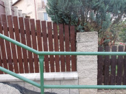 Část plotu byla instalována ve svažitém terénu