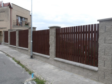Dřevěný plot vyrobený z plotových planěk s úkosem