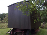 Tmavě šedý nátěr maringotky působí nadčasově