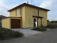 Návrh přístřešku nad dveře vytvořený přímo na fotku domu