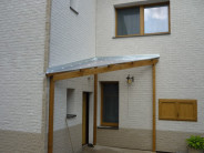 Přístřešek nad dveře atypického tvaru i sklonu