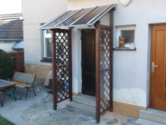 Boční strany přístřešku nad dveře jsme zákazníkovi vyplnili polykarbonátem  i ozdobnou mříží současně