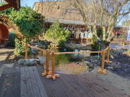 K několika jezírkám ve firmě jsme doplnili jednoduché dřevěné zábradlí