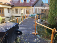 Dřevěné zábradlí bylo nutné postavit z obou stran dřevěné lávky v areálu