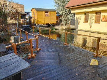 Jednoduché zábradlí v areálu naší firmy