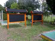 Dřevo školních tabulí jsme ošetřili lazurou v medové barvě