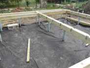 Dřevěný rošt pod chatu vyrobený na CNC stroji uspoří čas i materiál