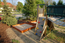 Pískoviště vedle dětského hřiště Jungle Gym