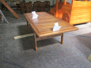 Jídelní stůl pro osm lidí vyrobený z masivního dřeva