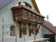 Silné podpěry nesou celý balkon