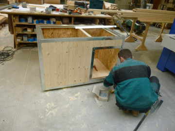 Výroba psí boudy s kovovým rámem