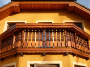 Klasický balkón v alpském stylu s robustními bavorskými sloupky