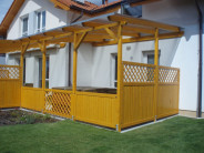 Pergola u zdi domu