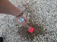 Pro jednoduchou montáž zemního vrutu Bayos doporučujeme vytvořit díru vodícím kolíkem v místech kam chcete vrut zavrtat.